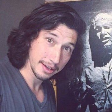 Adam Driver, com barba aparente. 