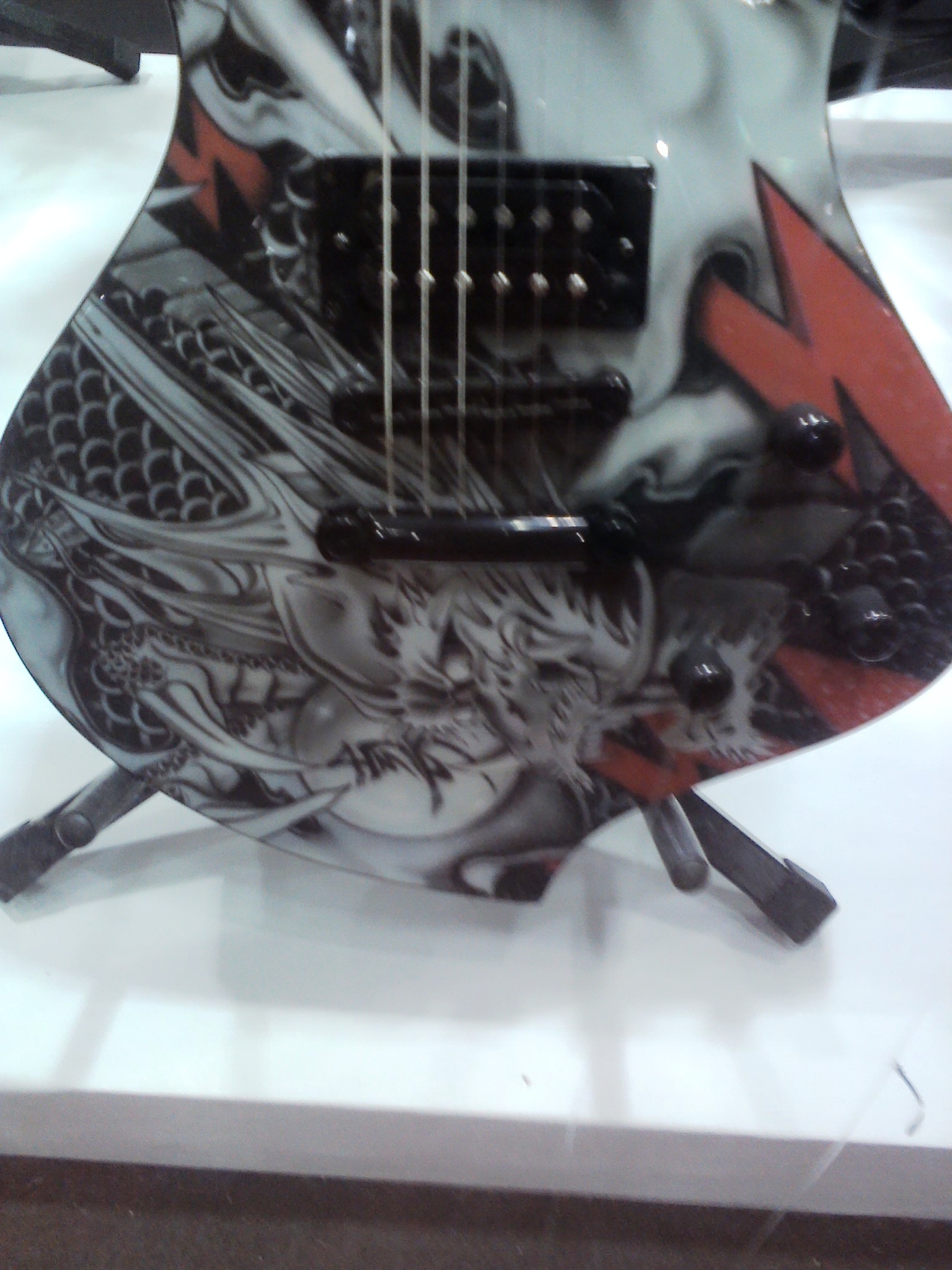 Guitarra com dragão chinês desenhado.