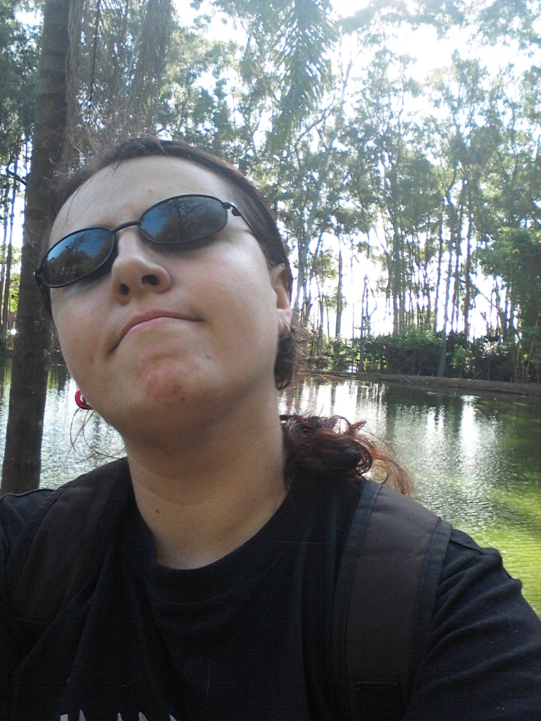 Eu no Parque do Piqueri. Tem um lago bonito atrás de mim. Lugar bom para pensar.